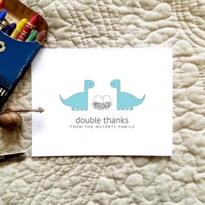 Dinosaurier Zwillinge Baby Dankeschön-Karten. Benutzerdefinierte Twin Baby-Dusche-Dankeschön-Karten. Twin Baby Danke. Personalisierte. Brontosaurus (Satz von 10)