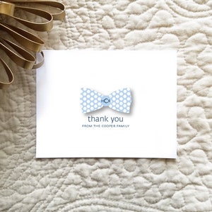 Baby-Monogramm-Tupfen-Fliege-Dankeschön-Grußkarten. Baby Fliege Monogramm Briefpapier. Personalisiertes Briefpapier. Fliege Monogramm (Sets von 10)