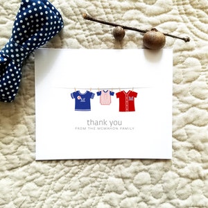 Könnte beinhalten: Dankeskarte mit einem Design aus blauen, weißen und roten Baseballtrikots. Der Text auf der Karte lautet "Vielen Dank von der Familie McMahon".