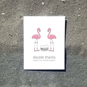 Flamingo Zwillinge Baby Dankeskarten. Kundenspezifische Zwillings-Babyparty-Dankesschön-Karten. Zwillings Baby Dankeschön. Personalisiert. Eier im Nest (10er Set)