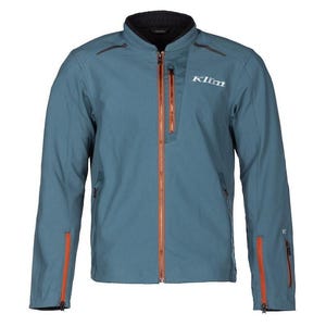 Op de afbeelding: Een leiblauwe jas met een hoge kraag, een centrale oranje ritssluiting en een borstzak met een oranje rits. Het woord KLIM staat in het wit op de linkerborst gedrukt. Extra zakken met oranje ritsen bevinden zich bij de taille en de polsen.