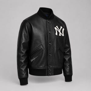 Puede incluir: Una chaqueta universitaria de cuero negro con un parche blanco del logotipo de los New York Yankees en el pecho izquierdo, cuello, puños y dobladillo de canalé negro, cierre frontal con botones a presión, dos bolsillos laterales y firma Ralph Lauren en blanco.