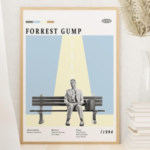 Op de afbeelding: Een ingelijste poster voor de film "Forrest Gump" met een man die op een bank zit met een aktetas. De poster heeft een lichtblauwe en gele achtergrond, de titel van de film bovenaan en het jaar 1994 onderaan.