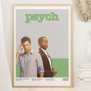 Könnte beinhalten: Ein gerahmtes Poster mit dem Wort "psych" in Grün und zwei Männern. Das Poster enthält die Namen der Schauspieler und die Jahre 2006 und 2014. Das Poster befindet sich in einem hellen Holzrahmen.