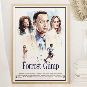 Op de afbeelding: Een ingelijste filmposter voor "Forrest Gump" met Tom Hanks. De illustratie toont personages en de titel in marineblauw. De lijst is van licht hout.