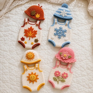 Op de afbeelding: Vier sets gehaakte babyrompertjes met bijpassende mutsjes. Eén set heeft oranje esdoornbladeren, één een blauwe sneeuwvlok, één een gele zon met een gezichtje en één roze bloemen met groene blaadjes. Elke romper is voorzien van twee knoopjes.
