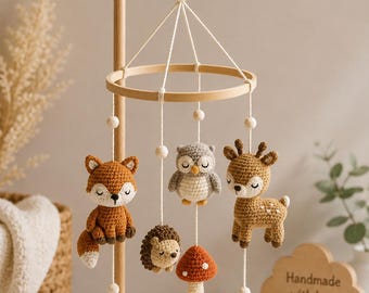 Schema PDF per giostrina per neonati a tema bosco, giostrina per cameretta con volpe, gufo, cervo e riccio in stile amigurumi, schema fai da te all'uncinetto con download immediato