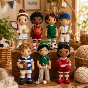 Puede incluir: Siete muñecos de ganchillo vestidos con diversos uniformes deportivos, como tenis, baloncesto, fútbol, béisbol, fútbol americano, golf y boxeo. Los muñecos tienen pelo de lana, rasgos faciales bordados y pequeños accesorios deportivos.
