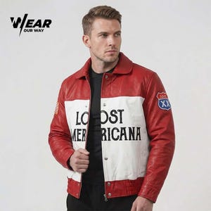 Könnte beinhalten: Rote und weiße Lederjacke mit dem Text "LOST AMERICANA". Die Jacke hat einen klassischen Kragen, einen Aufnäher am Ärmel und ein US-Flaggen-Detail. Ein auffälliges Kleidungsstück.