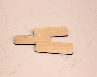 Houten naambadges met blanco speld op de achterkant