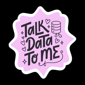 Puede incluir: Una pegatina con un fondo rosa claro en forma de estrella. La pegatina presenta el texto "Talk Data To Me" en negrita, en negro. También se incluyen pequeños corazones, estrellas y un icono de base de datos.