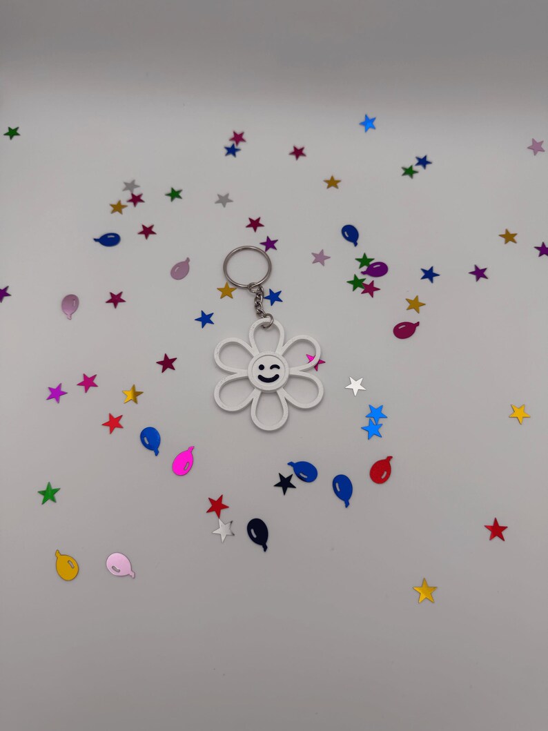 3D Printed Smiley Daisy Keychain