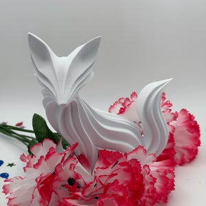 Abstract Flowing Fox Sculpture – Modern Organic Wave Art 3D Print Decor
