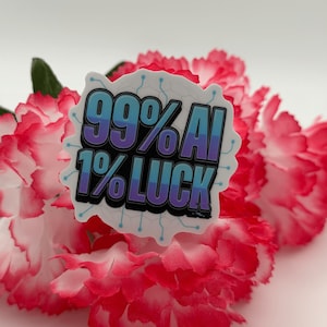 Puede incluir: Una pegatina troquelada con el texto 99% AI 1% LUCK en una fuente negrita con contorno negro y un degradado de color morado y azul. El fondo de la pegatina es blanco con un patrón de circuito impreso azul claro y bordes festoneados.
