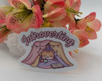 Kawaii kattensticker | Gezellige introverte vinylsticker | Pastelkleurige laptopdecoratie voor boekenliefhebbers