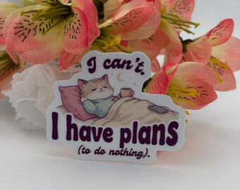 Sticker van een slaperige kat | Gezellige, introverte humor vinyl sticker (6,5 cm x 5,5 cm)