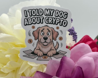 Puede incluir: Una pegatina troquelada que muestra un perro de dibujos animados de color marrón claro con ojos muy abiertos, rodeado de símbolos de Bitcoin dorados flotantes y papeles. El texto superior dice I TOLD MY DOG ABOUT CRYPTO en letras negras.