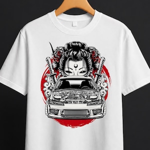 Könnte beinhalten: Weißes T-Shirt mit einem Grafikdesign eines Autos mit offener Motorhaube, einer Geisha und zwei Schwertern. Die Geisha ist vor einem roten Kreis platziert. Das Design ist in Schwarz und Weiß.