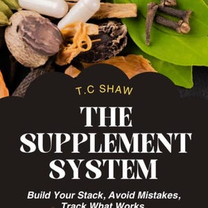 Könnte beinhalten: Buchcover mit dem Titel "The Supplement System" von T.C. Shaw. Das Cover zeigt weiße Kapseln, Gewürze und grüne Blätter. Der Text "Build Your Stack, Avoid Mistakes, Track What Works" ist ebenfalls enthalten.