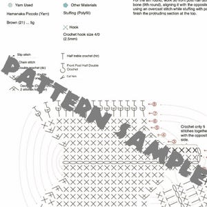 K&ouml;nnte beinhalten: Ein H&auml;kelmusterdiagramm mit verschiedenen Symbolen und Stichanweisungen. Das Diagramm enth&auml;lt Details zu verwendetem Garn, H&auml;kelhakengr&ouml;&szlig;e (2,5 mm) und anderen Materialien wie F&uuml;llung. Der Text "PATTERN SAMPLE" ist auf dem Bild &uuml;berlagert.