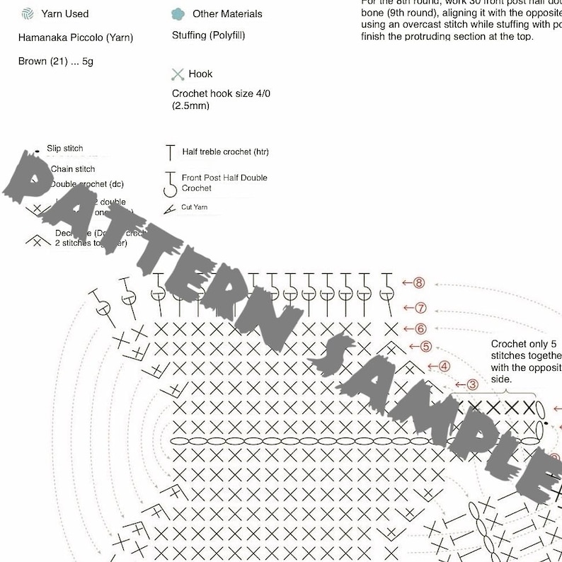 K&ouml;nnte beinhalten: Ein H&auml;kelmusterdiagramm mit verschiedenen Symbolen und Stichanweisungen. Das Diagramm enth&auml;lt Details zu verwendetem Garn, H&auml;kelhakengr&ouml;&szlig;e (2,5 mm) und anderen Materialien wie F&uuml;llung. Der Text "PATTERN SAMPLE" ist auf dem Bild &uuml;berlagert.