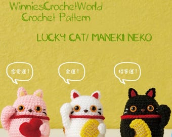 Könnte beinhalten: Häkelanleitung mit drei Maneki Neko Figuren in Rosa, Weiß und Schwarz. Die rosa Katze hält ein rotes Herz, die weiße Katze hat eine Goldmünze und die schwarze Katze hat eine Goldmünze. Text: "Lucky Cat/Maneki Neko".