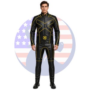 Puede incluir: Un conjunto de chaqueta y pantalones de cuero negro con detalles de ribetes amarillos. La chaqueta incluye un cuello alto con emblemas circulares amarillos, un gran diseño de X amarilla en el pecho y un emblema de X amarilla en la cintura.