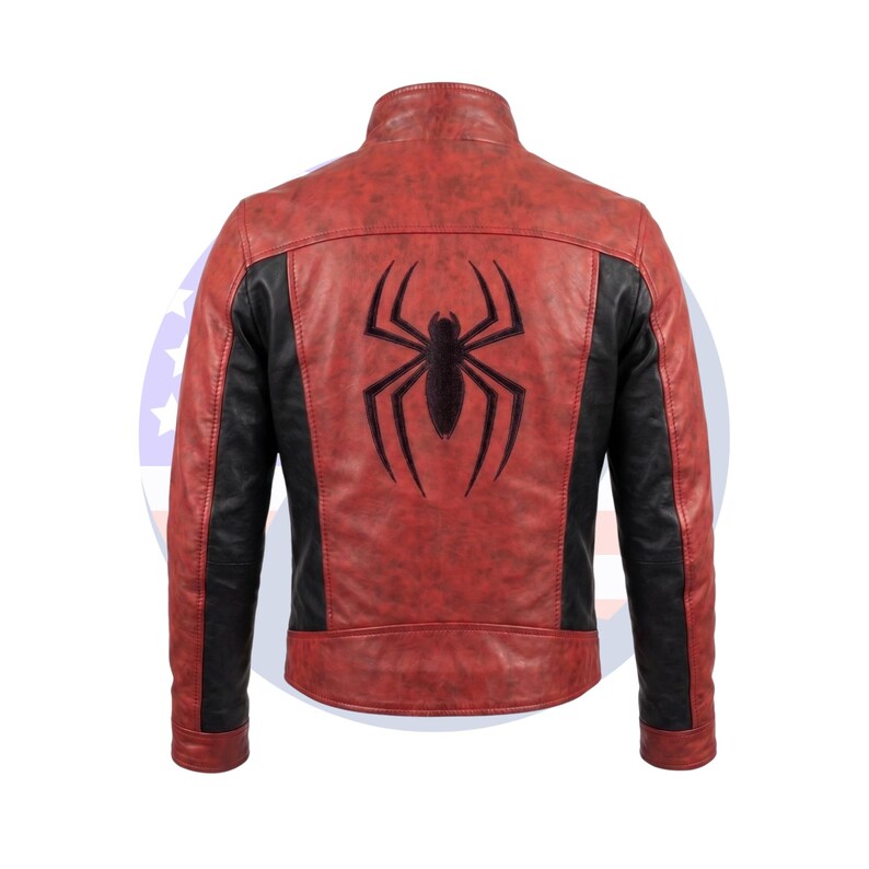Puede incluir: Chaqueta de cuero roja y negra con un gran emblema de ara&ntilde;a negra en la espalda. La chaqueta tiene cuello alto y mangas negras. El cuero rojo tiene un aspecto envejecido.
