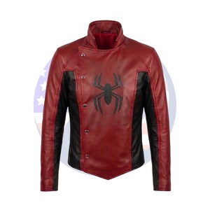 Puede incluir: Chaqueta de cuero roja y negra con un emblema de ara&ntilde;a negra en el pecho. La chaqueta tiene cuello alto, cierre asim&eacute;trico con botones y paneles negros en los laterales. Prenda de vestir con tem&aacute;tica de superh&eacute;roe.