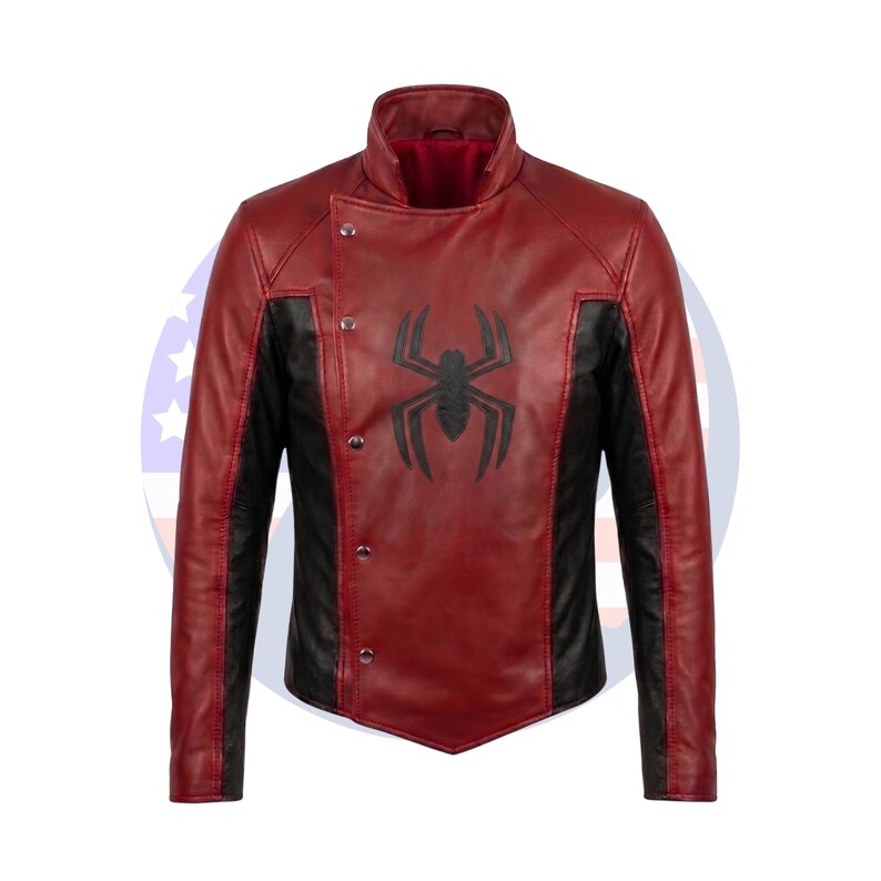 Puede incluir: Chaqueta de cuero roja y negra con un emblema de ara&ntilde;a negra en el pecho. La chaqueta tiene cuello alto, cierre asim&eacute;trico con botones y paneles negros en los laterales. Prenda de vestir con tem&aacute;tica de superh&eacute;roe.