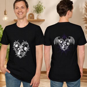 -shirt avec tête de mort et fil de fer barbelé | Ailes de chauve-souris gothiques, toile d'araignée