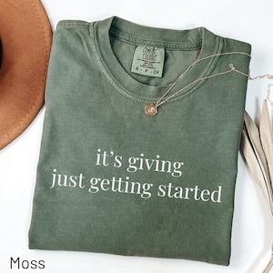 Comfort Colors® It's Giving Just Getting Started シャツ 卒業祝いギフト 彼女への新しい始まり トレンディなTシャツ 面白い引用句 スウェットシャツ 大学卒業生
