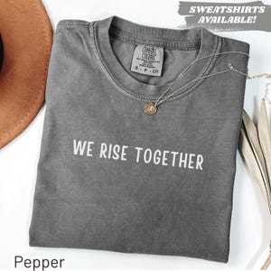 Camiseta Comfort Colors® We Rise Together, unidad y empoderamiento, regalo para amiga, sudadera feminista aliada, mujer fuerte, activista de protesta, bondad.