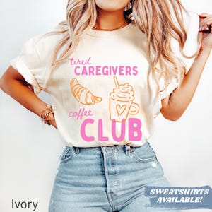 Maglietta Comfort Colors® Tired Caregivers Coffee Club, regalo divertente per infermiere, regalo per mamme che lavorano su turni lunghi, felpa girocollo per apprezzamento.
