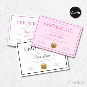 Op de afbeelding: Drie rechthoekige certificaten van voltooiing met roze en zwarte randen. De tekst luidt Certificate of Completion, This certificate is proudly presented to, Kayla Nicole, inclusief een gouden zegel en een regel voor de datum.