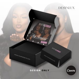 Op de afbeelding: Twee zwarte kartonnen verzenddozen met de tekst YOUR LOGO en WWW.YOURWEBSITE.COM in wit en roze bedrukt. De binnenkant van de open doos bevat een afbeelding met de tekst Hey Beautiful, YOUR PREMIUM HAIR IS FINALLY HERE en DELIVERED.