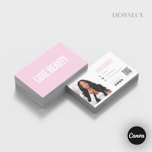 Può includere: Due pile di biglietti da visita rettangolari. La carta superiore della pila sinistra è rosa chiaro con il testo bianco LUXÉ BEAUTY. La pila destra mostra una carta con una foto, il testo LUXÉ BEAUTY, i dettagli di contatto e un codice QR.