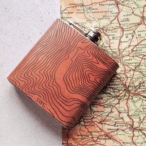 Flasque contour de carte personnalisée, flasque en cuir, bouteille de whisky en cuir personnalisée topographie cadeau flasque de randonnée cadeau d'alpinisme