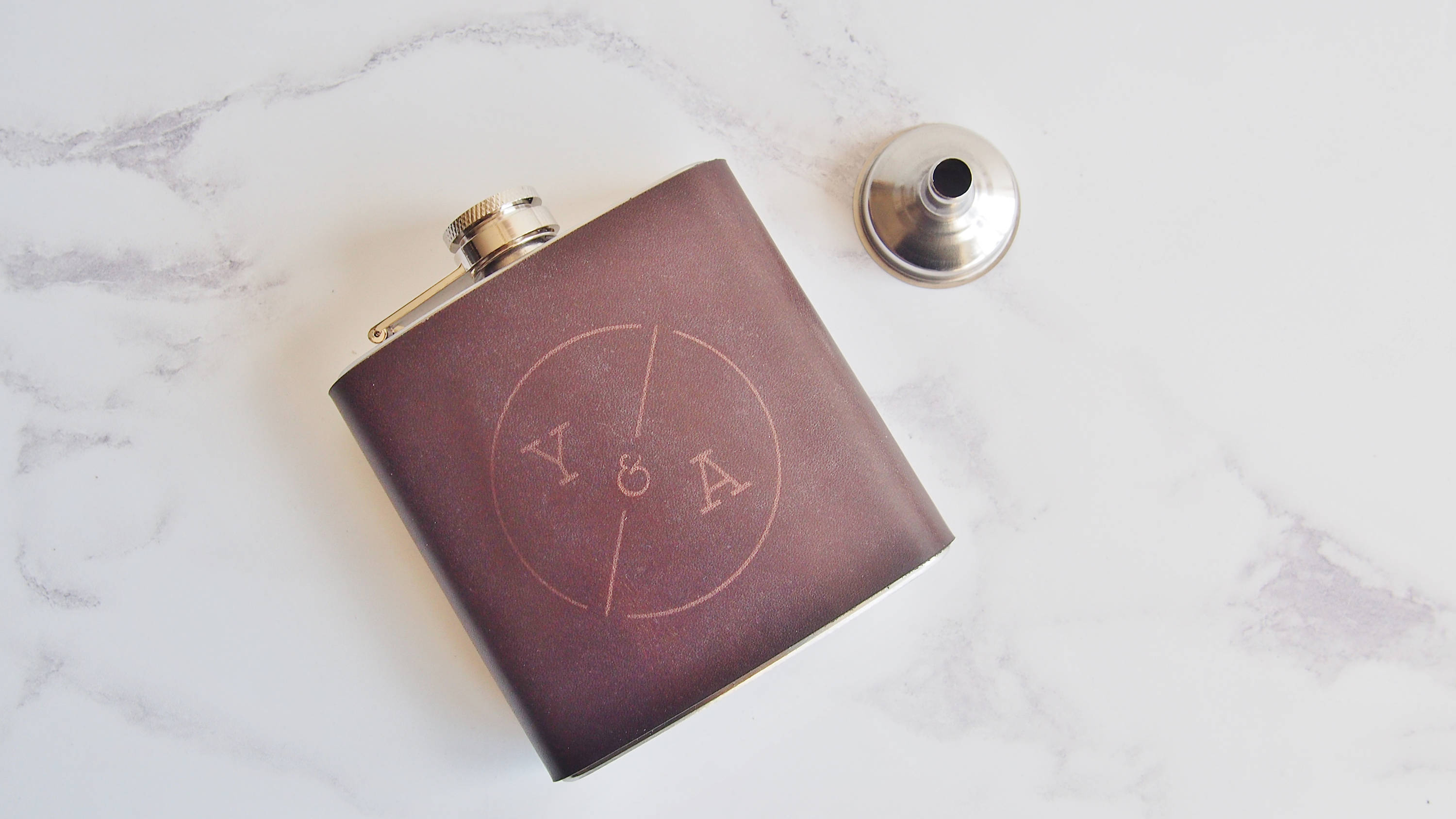 Flacon de Mariage Monogram Personnalisé, Flacon Hanche Nouvellement Marié, en Cuir Personnalisé Pour