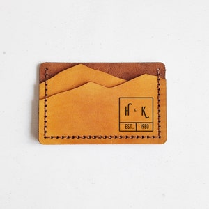 Monogram Mountain Wallet, tarjetero de cuero personalizado, cartera cosida a mano, regalo de camping, monedero de hombre de montaña titular de la tarjeta de novio