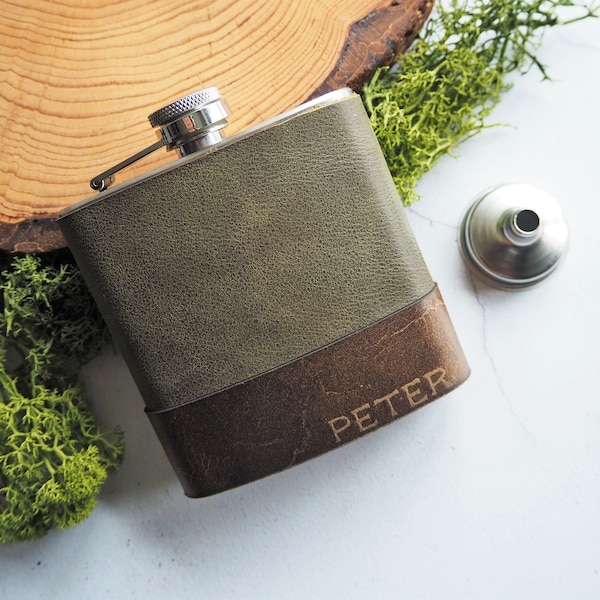 Personalisierter Leder-Flachmann: Grün & Braun Trauzeugen Geschenk