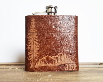 Flacon en cuir Mountain Man, initiales personnalisées, arbre en bois rouge, cuir marron, flacons de hanche de mariage, cadeau extérieur