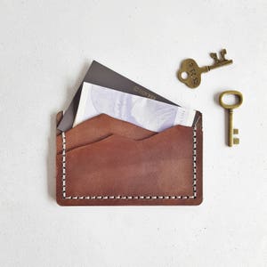 Cartera de piel de montaña, tarjetero de piel personalizado, billetera cosida a mano, regalo para el día del padre, billetera de hombre de montaña, tarjetero para novio