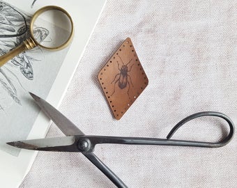 Parche de escarabajo de cuero teñido a mano: ilustración de insecto de estilo vintage