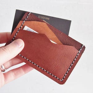 Cartera de piel de montaña, tarjetero de piel personalizado, billetera cosida a mano, regalo para el día del padre, billetera de hombre de montaña, tarjetero para novio