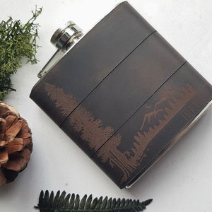 Personalisierter Leder-Flachmann: Gravierte Bergszene, Camping Geschenk