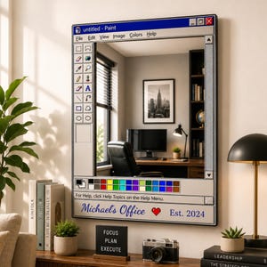 Könnte beinhalten: Ein rechteckiger Wandspiegel mit einem bedruckten Rahmen, der die klassische Benutzeroberfläche der Microsoft Paint-Software nachahmt. Der Rahmen enthält Werkzeugsymbole, eine Farbpalette und den Text "Michael's Office" mit Herz und "Est. 2024".