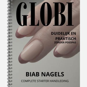 Op de afbeelding: Een spiraalgebonden boek met het woord "GLOBI" in grote zwarte letters. De cover toont een close-up van een hand met gemanicuurde nagels, geverfd met een nude basis en een donkerroze tip. De tekst "BIAB NAGELS" is ook zichtbaar.