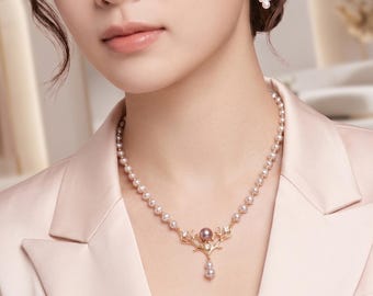 Elegante collar de perlas con un refinado colgante de oro.