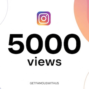 以下が含まれることがあります： 白い背景に、上部にInstagramのロゴ、太字の黒いフォントで「5000」の数字、その下に「views」という単語があります。「GETFAMOUSWITHUS」というテキストが一番下にあります。紫とオレンジのソフトパステルシェイプ。